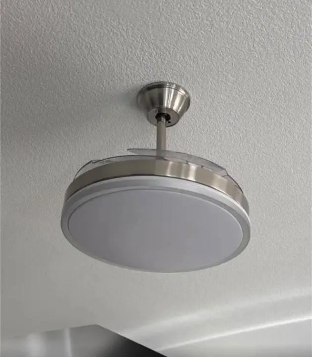 Ventilador de techo con las aspas retráctiles recogidas